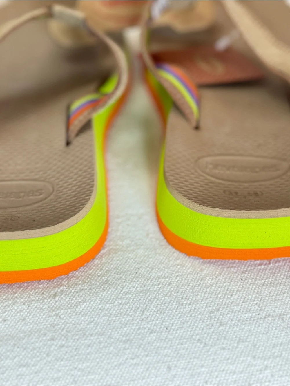 🆕 Havaianas Beige Flip Flops with Rainbow Strap and Neon Yellow Trim